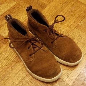 UGG Canoe Washable Suede Chukka Sneaker Sz 2 EUC